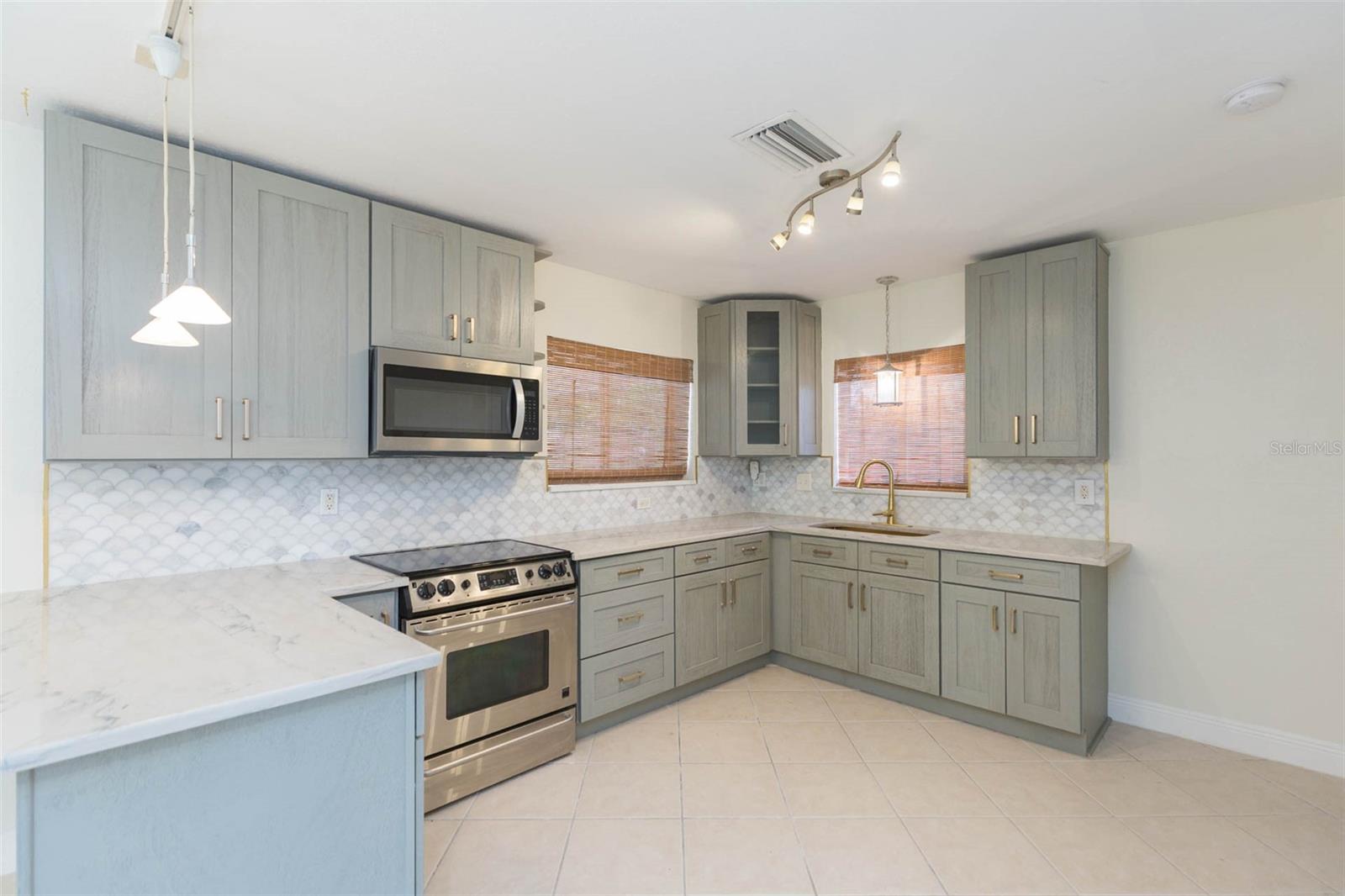 301 89TH AVE NE, ST PETERSBURG, FL, 33702