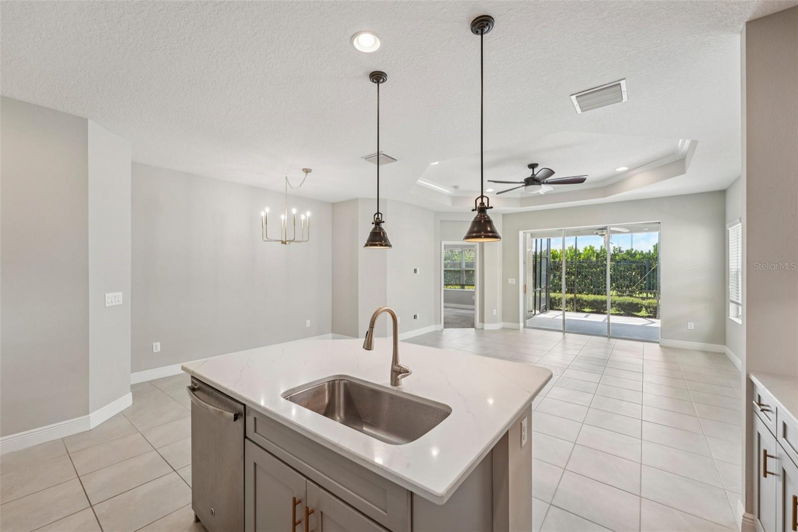 THE FAMILY CHEF WILL LOVE THE GAS STOVE AND SPACIOUS ISLAND!