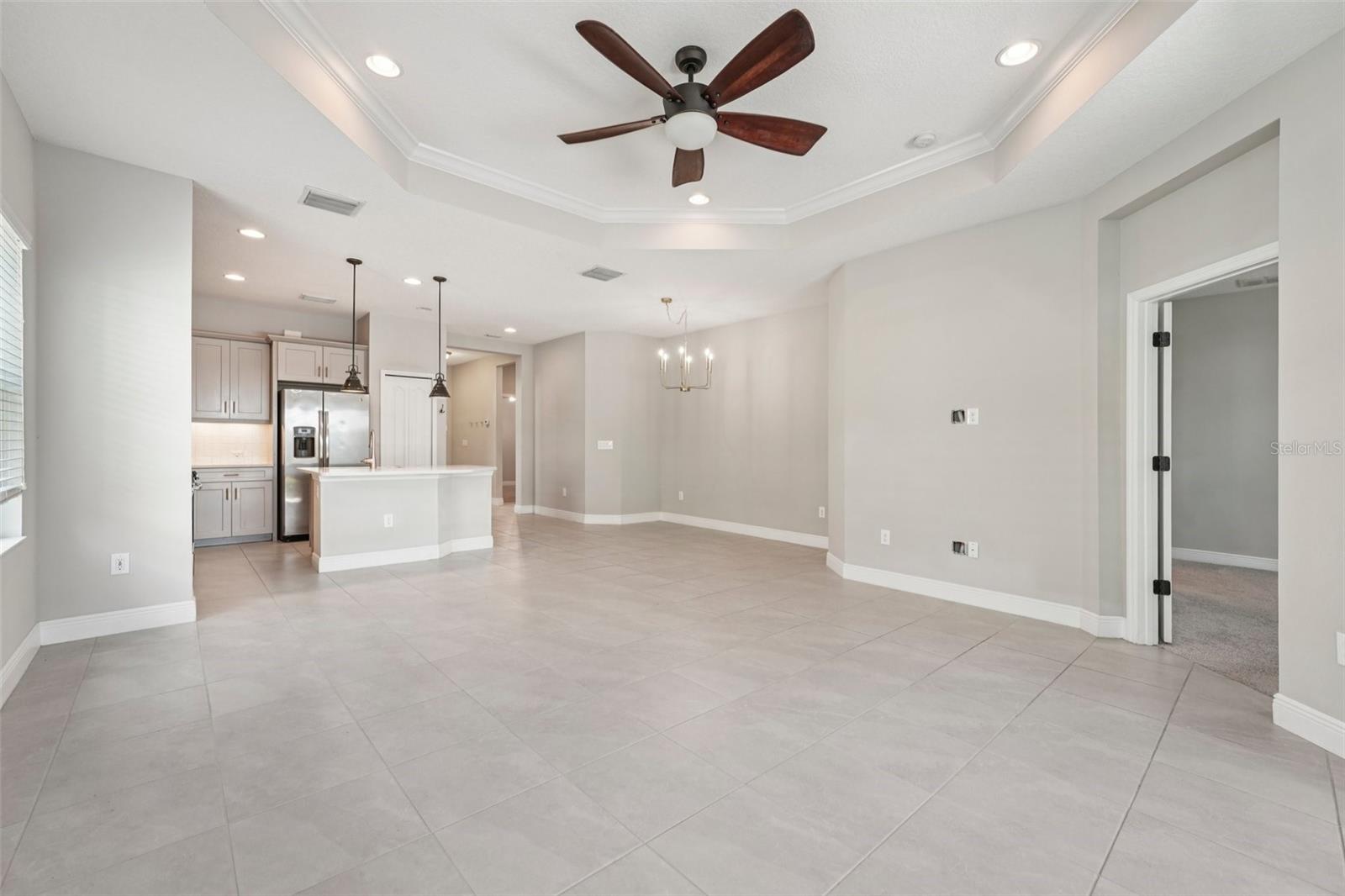 COMBINED FAMILY/DINING ROOM