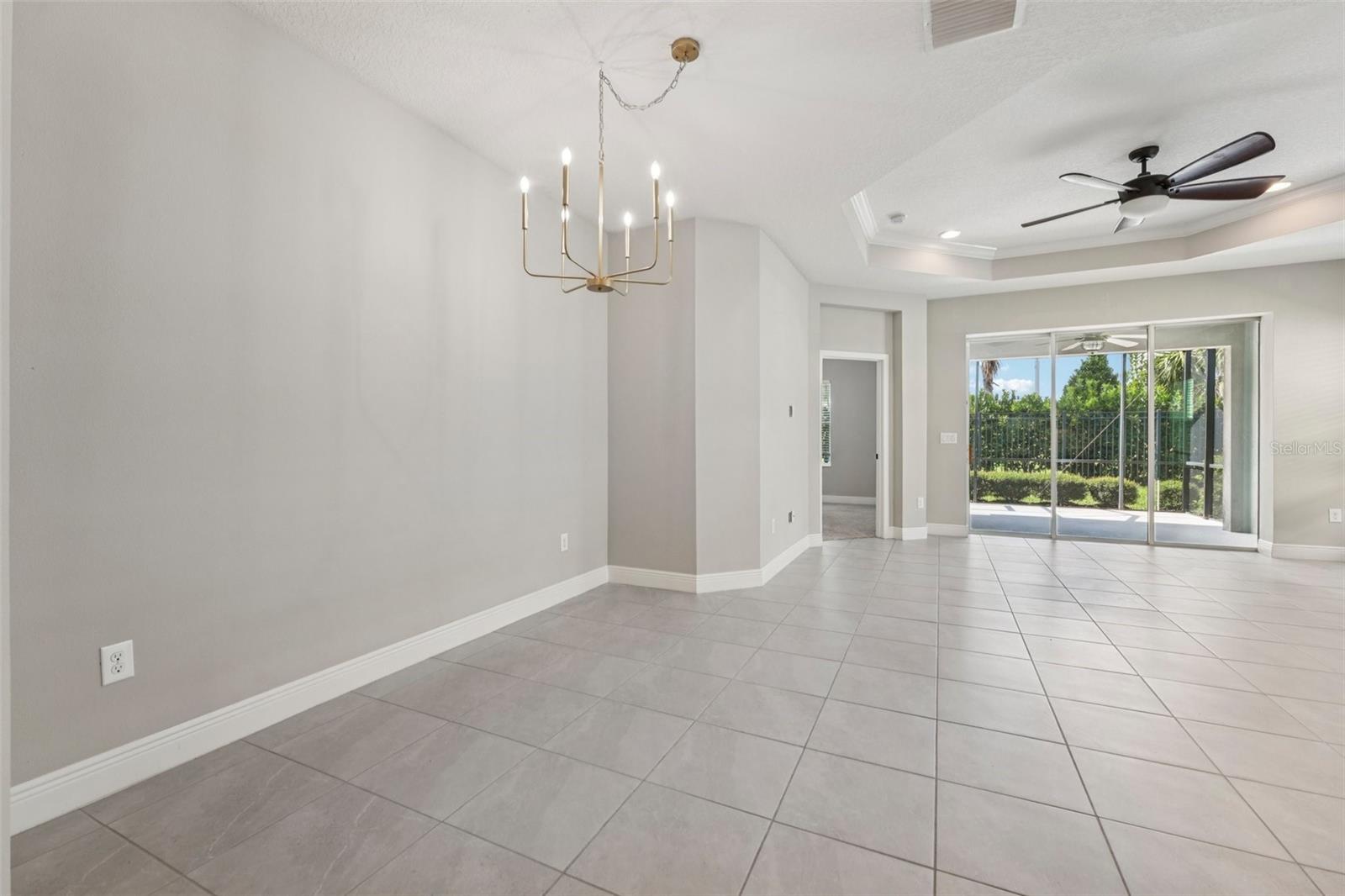 COMBINED FAMILY/DINING ROOM