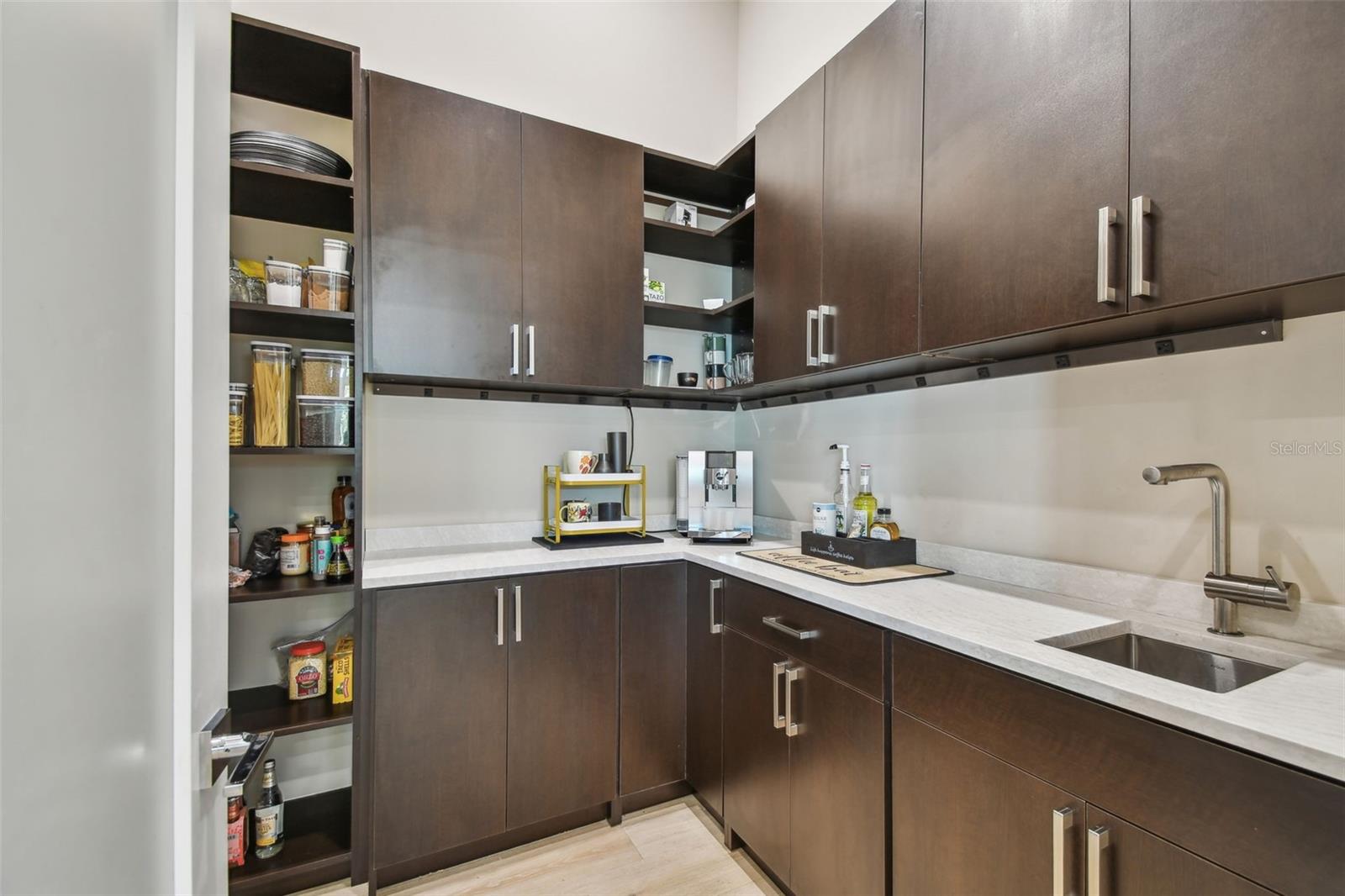 TB8399186 Property Photo