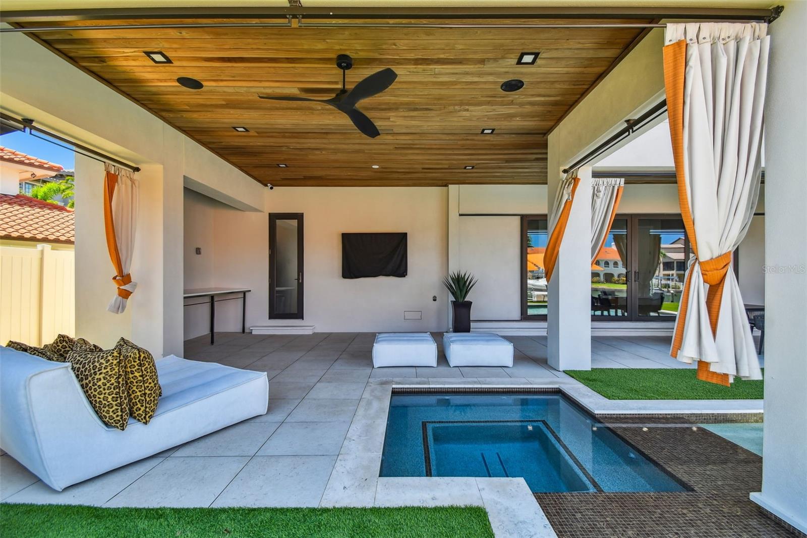 TB8399186 Property Photo