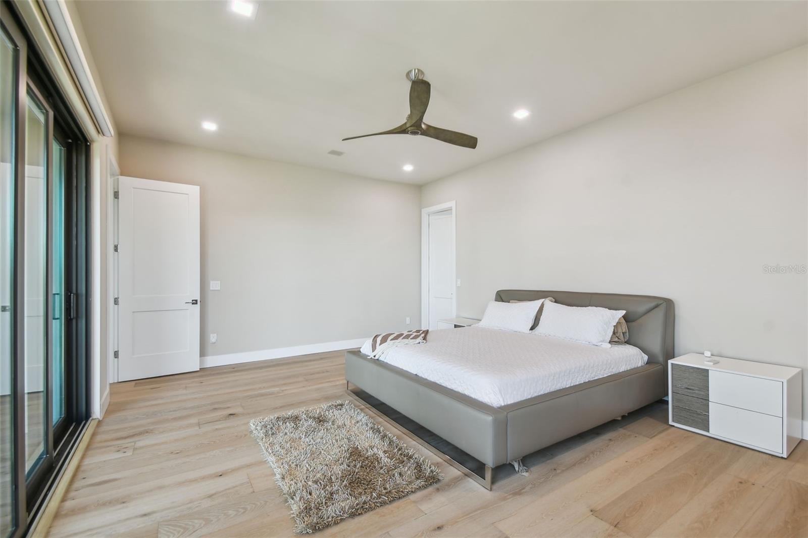 TB8399186 Property Photo