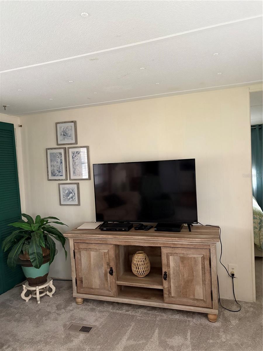 V4943393 Property Photo