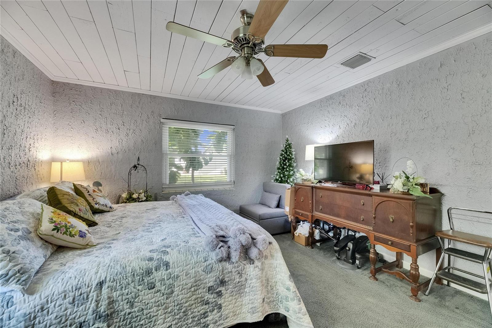 TB8399878 Property Photo