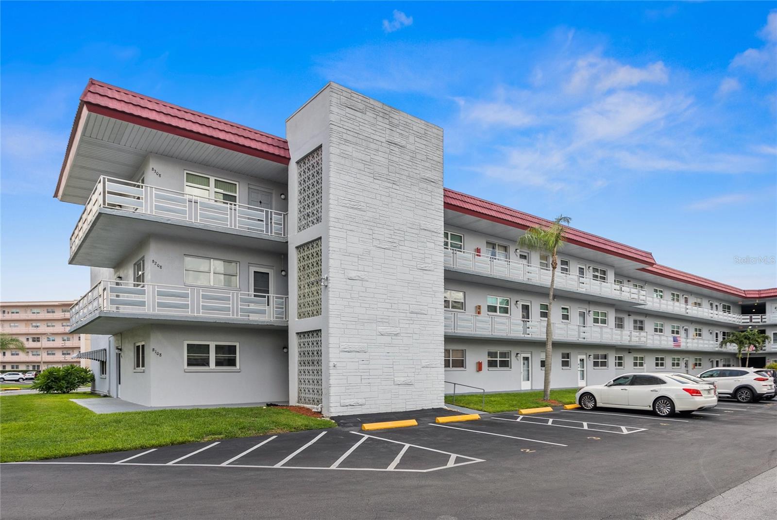 UPDATED 1st FLOOR CONDO!