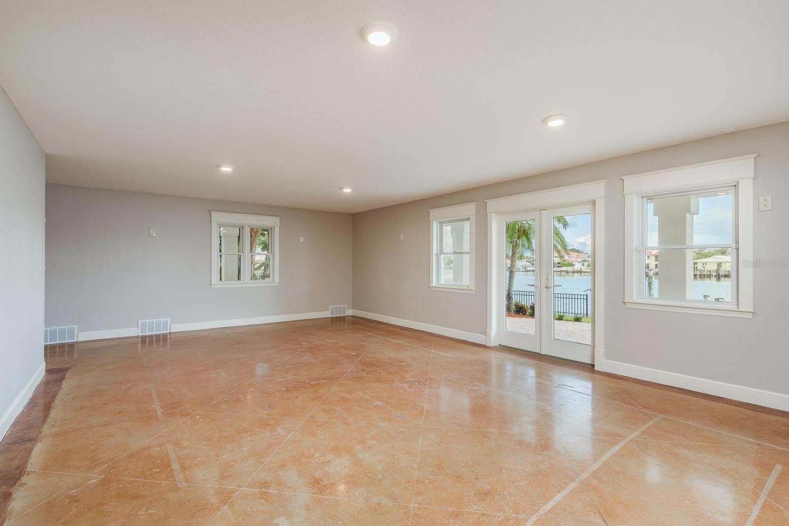 TB8399954 Property Photo