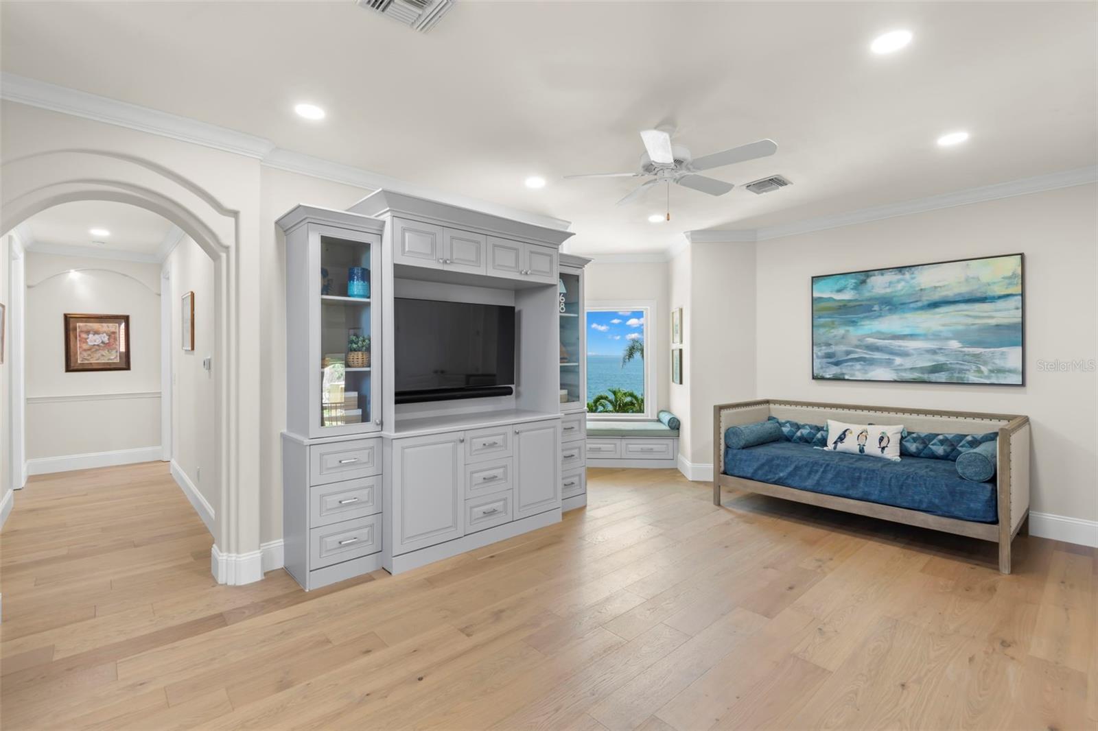 TB8399993 Property Photo