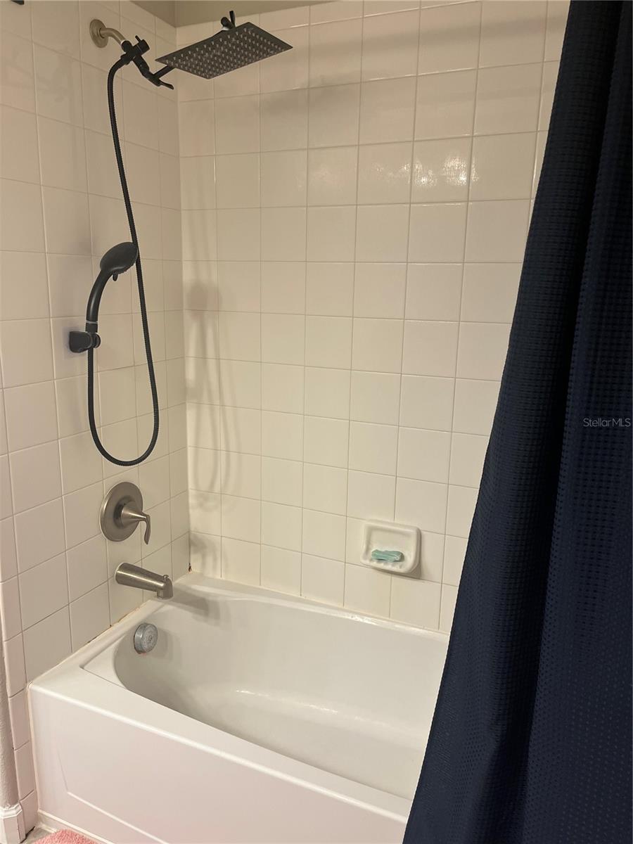 Upstairs full bath with tub/shower