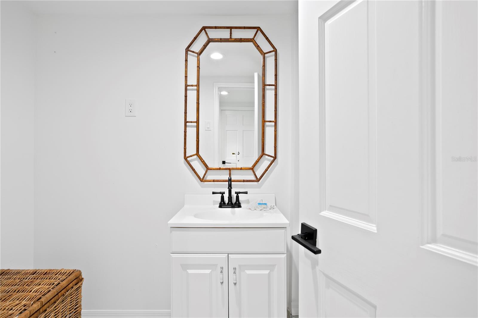 TB8400575 Property Photo