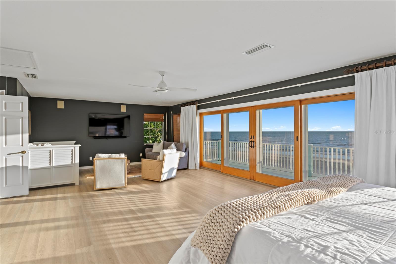 TB8400575 Property Photo