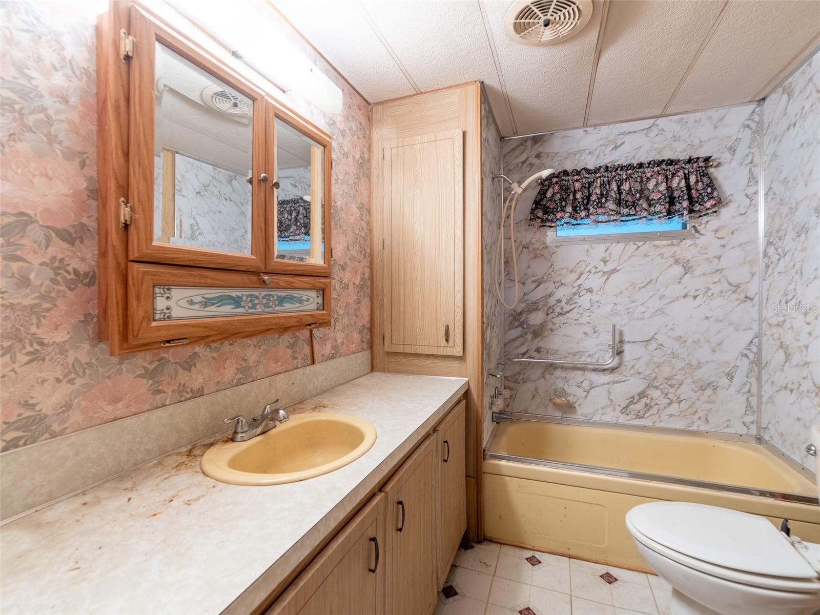 TB8401096 Property Photo