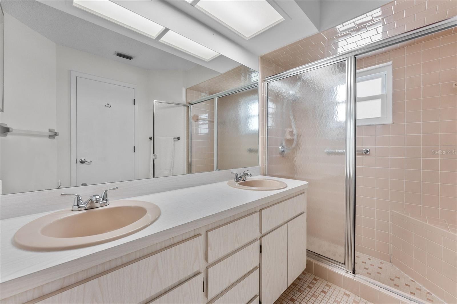 Primary en-suite bathroom