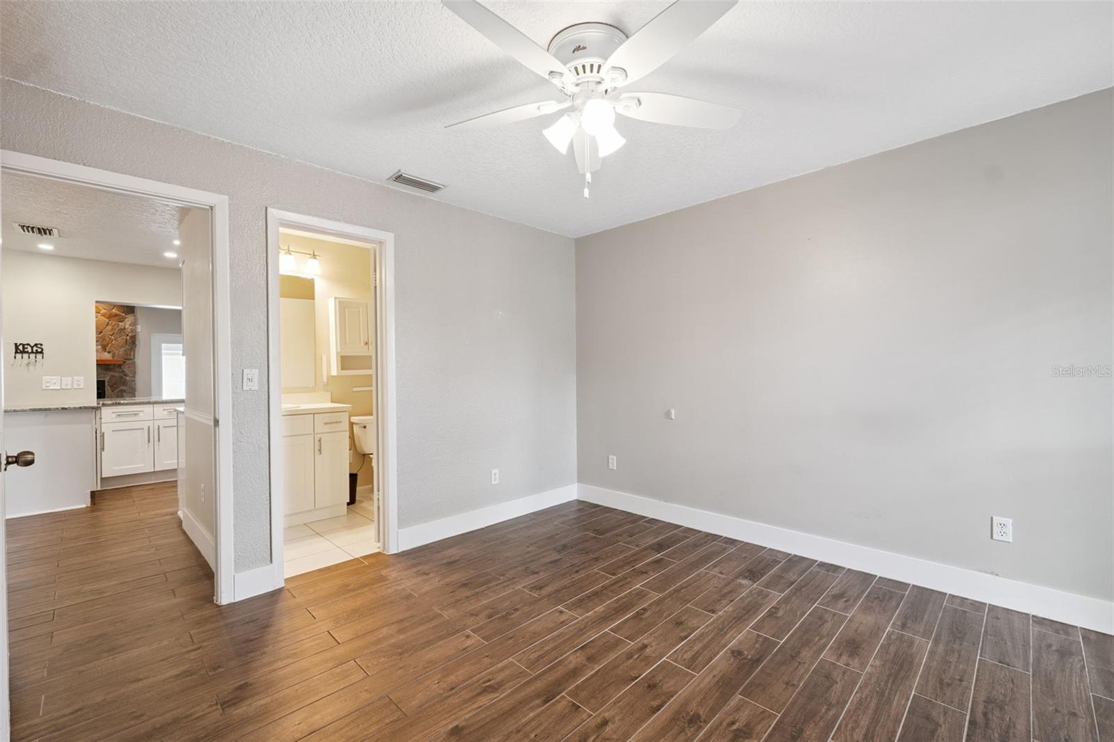 8306 N GOMEZ AVE, TAMPA, FL, 33614