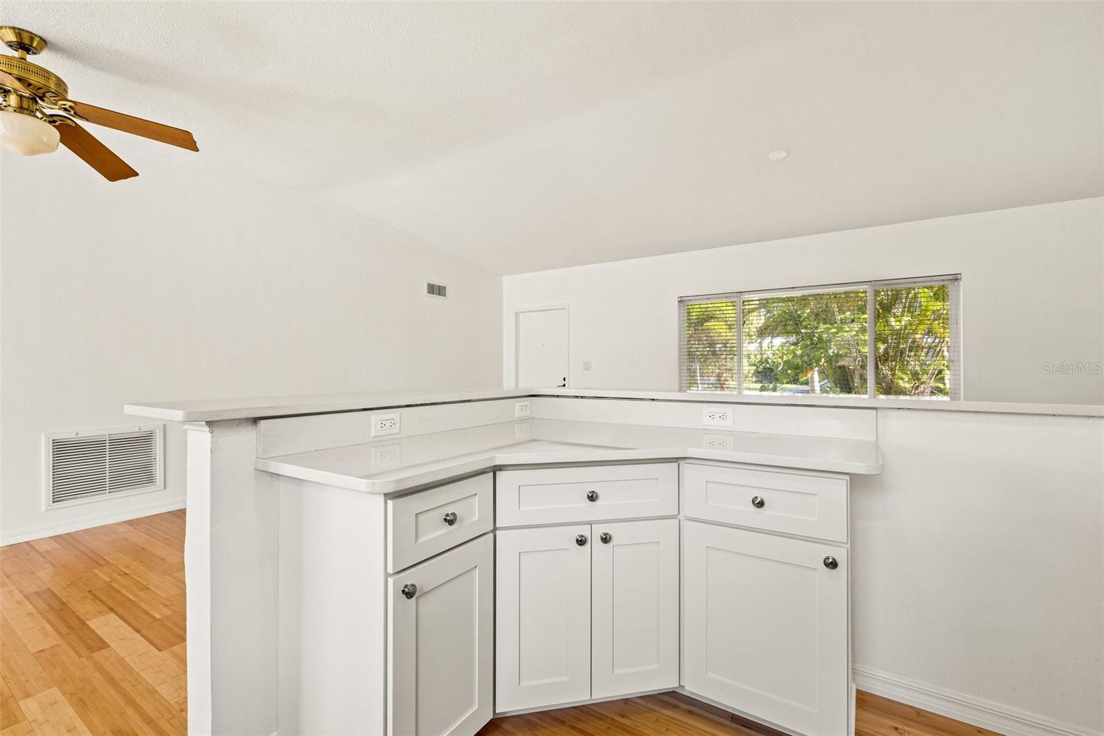 1084 39TH AVE NE, ST PETERSBURG, FL, 33703