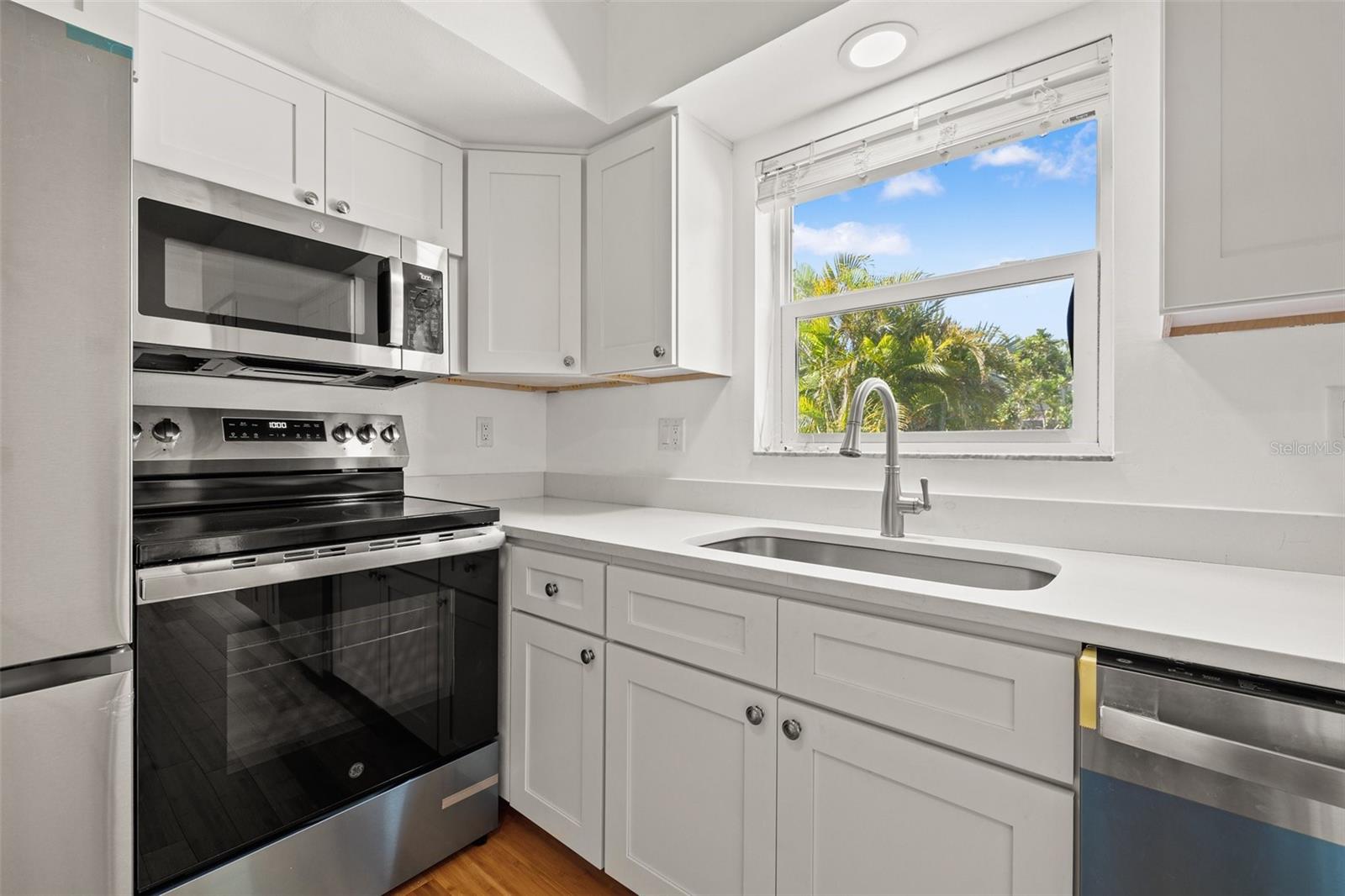 1084 39TH AVE NE, ST PETERSBURG, FL, 33703