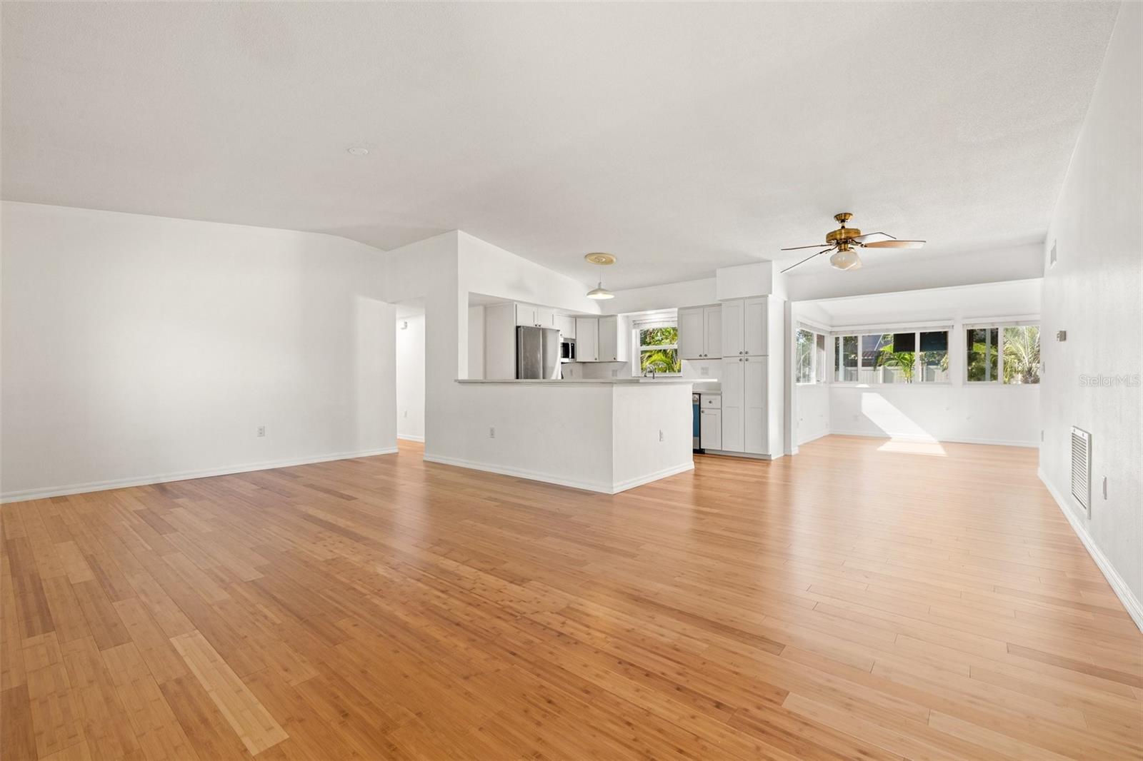 1084 39TH AVE NE, ST PETERSBURG, FL, 33703