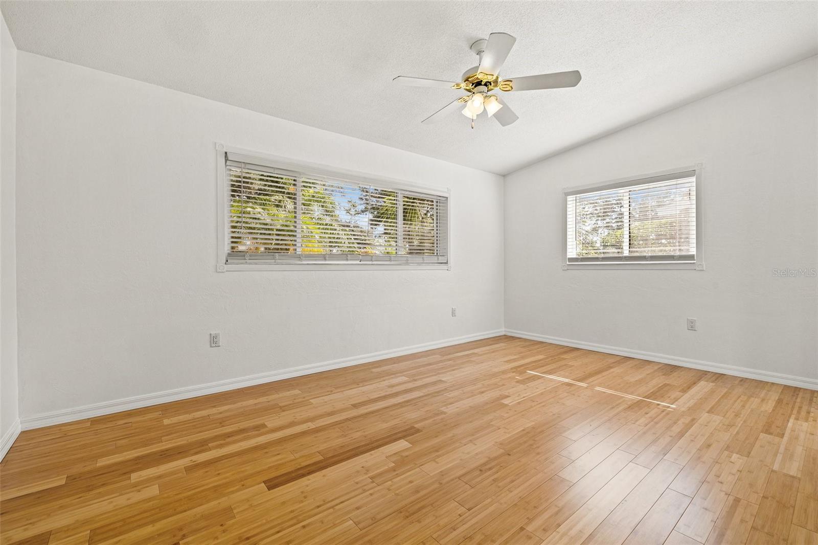 1084 39TH AVE NE, ST PETERSBURG, FL, 33703