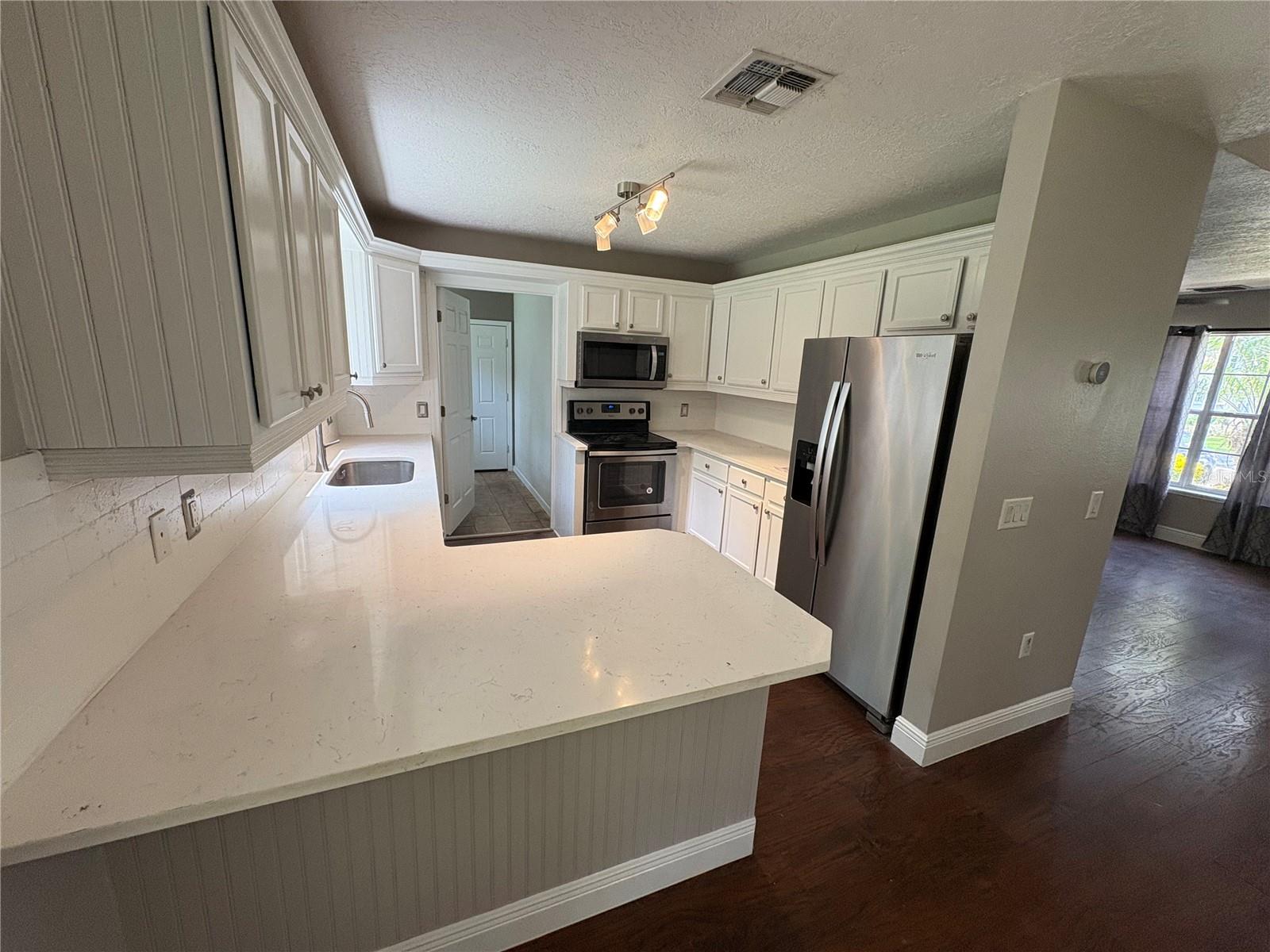 411 S COBBLE CT, MOUNT DORA, FL, 32757