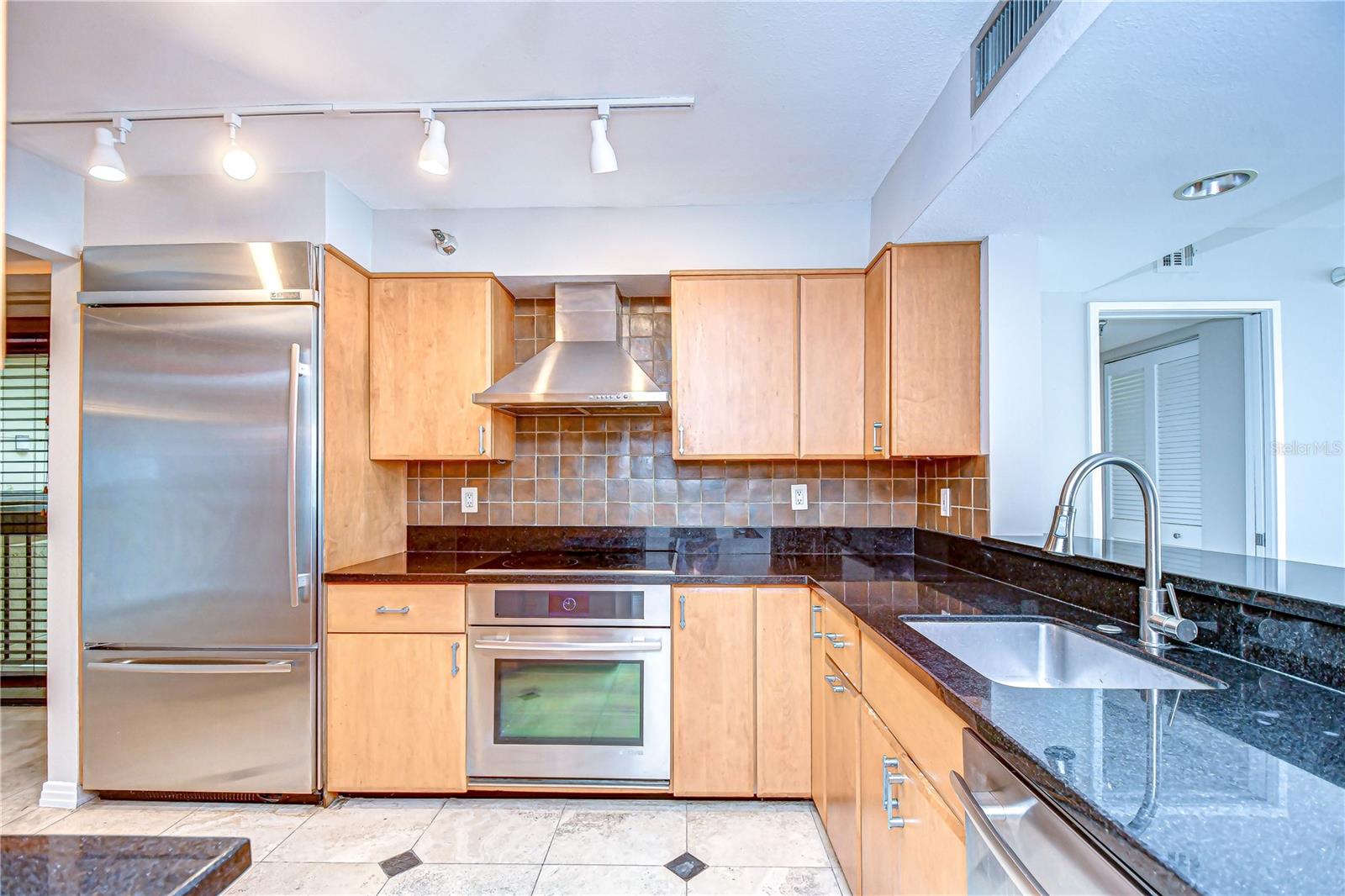 Stainless steel appliances and stylish finishes ready for your next meal!