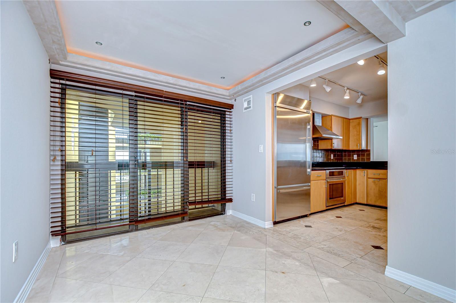 Dining with effortless flow into the kitchen!