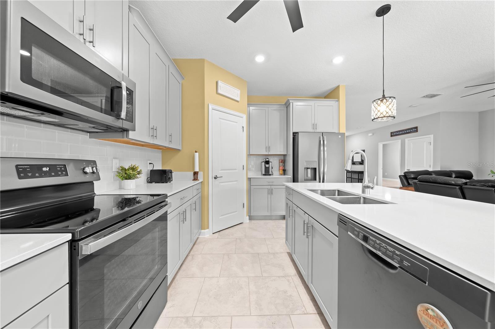 2412 CAMDEN PARK AVE, DAVENPORT, FL, 33837