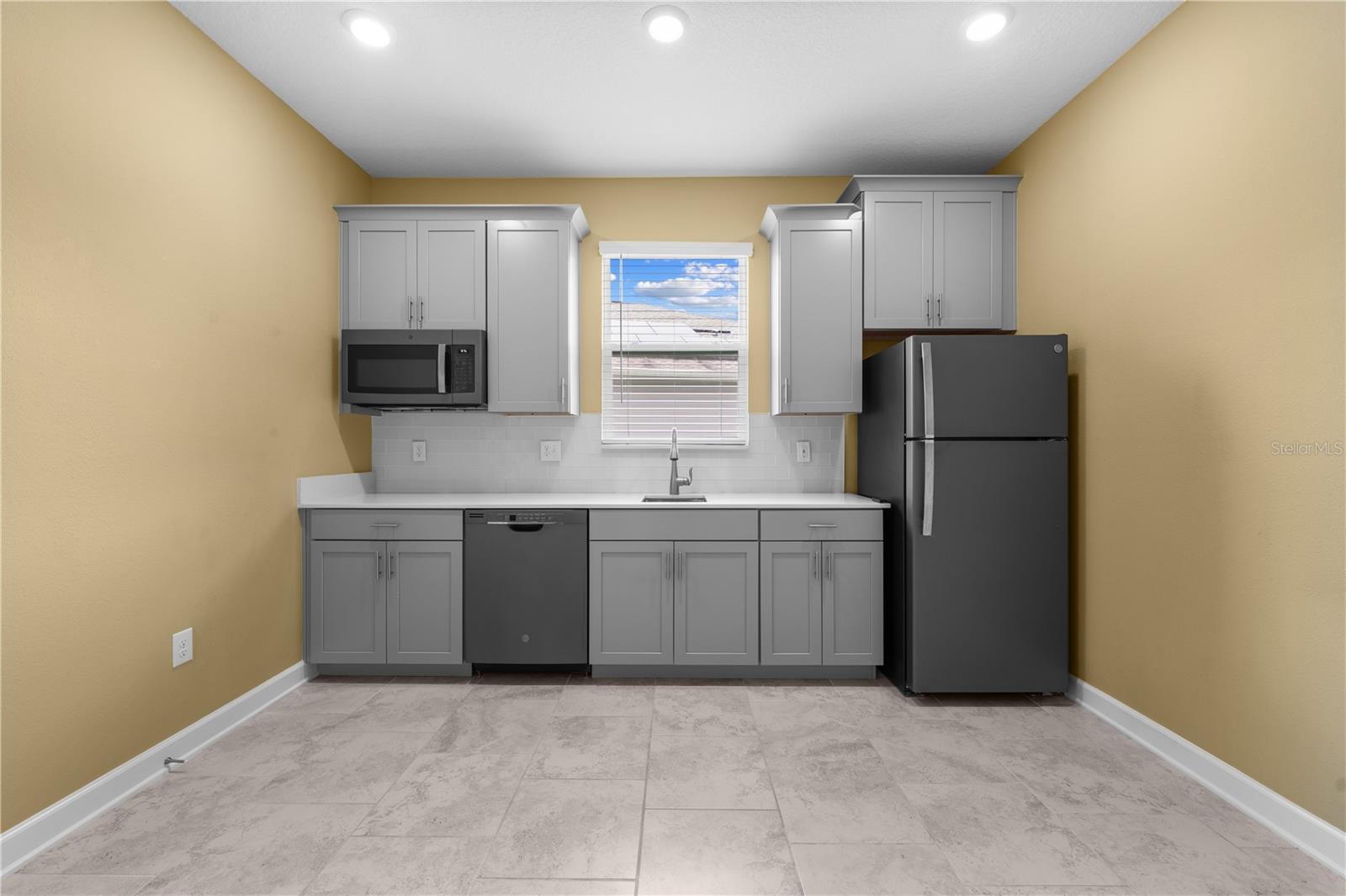 2412 CAMDEN PARK AVE, DAVENPORT, FL, 33837