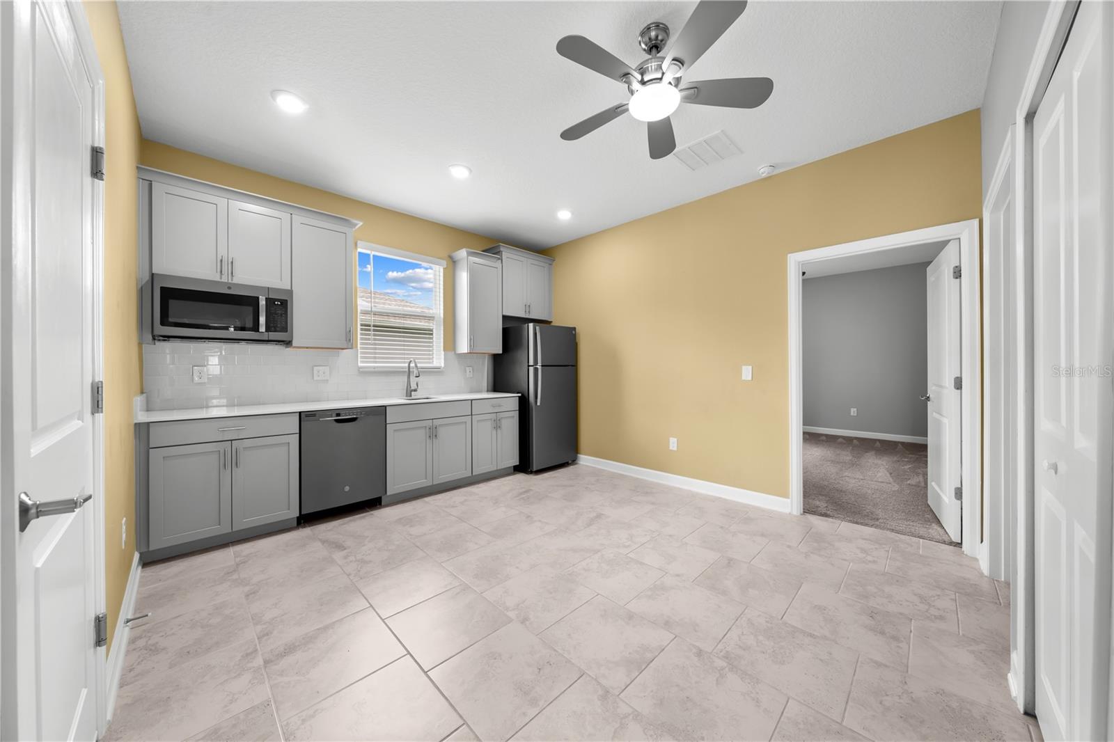 2412 CAMDEN PARK AVE, DAVENPORT, FL, 33837