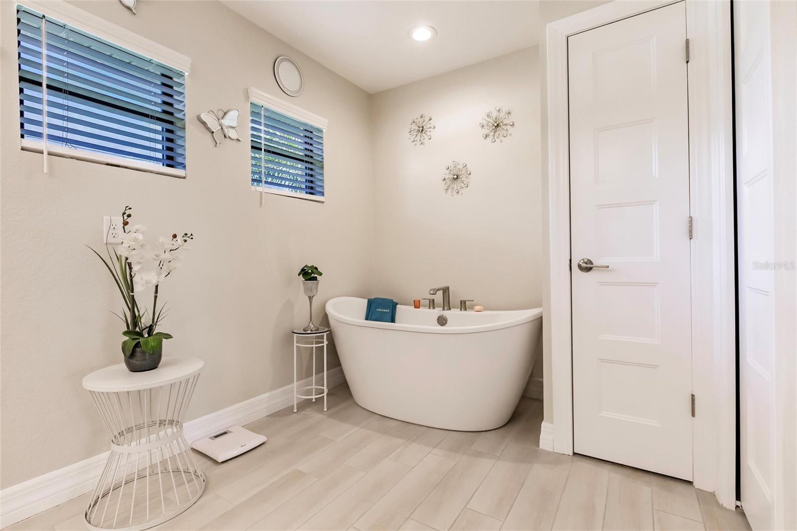 2424 AUBURN BLVD, PORT CHARLOTTE, FL, 33948