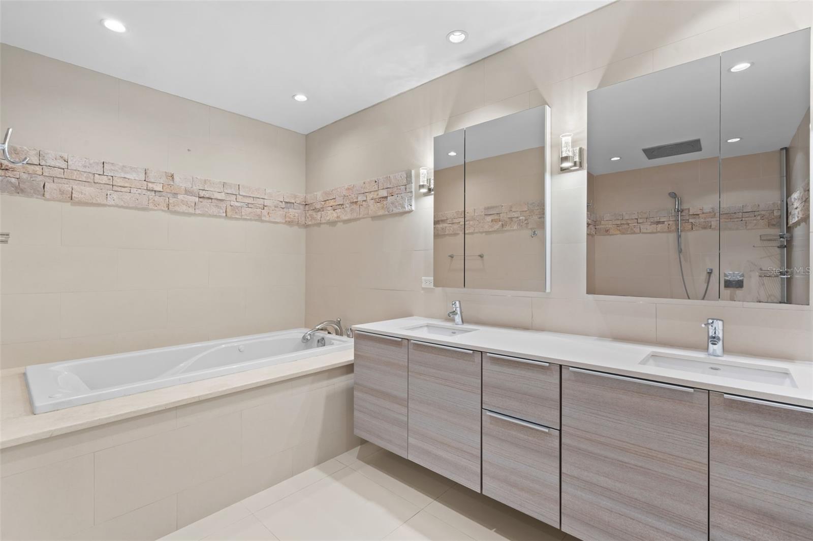 PR9114580 Property Photo