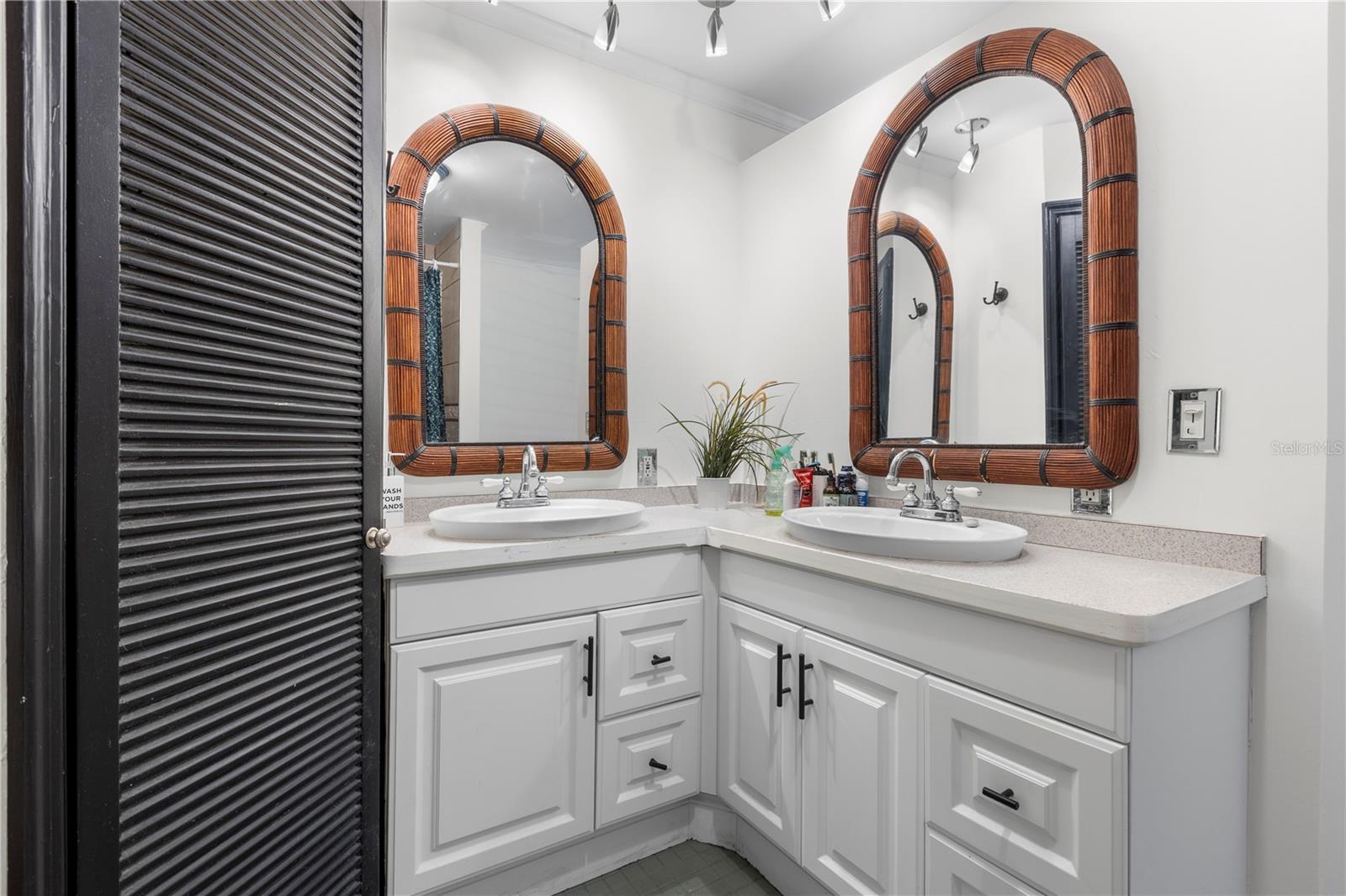 4905 W BARTLETT DR, TAMPA, FL, 33603