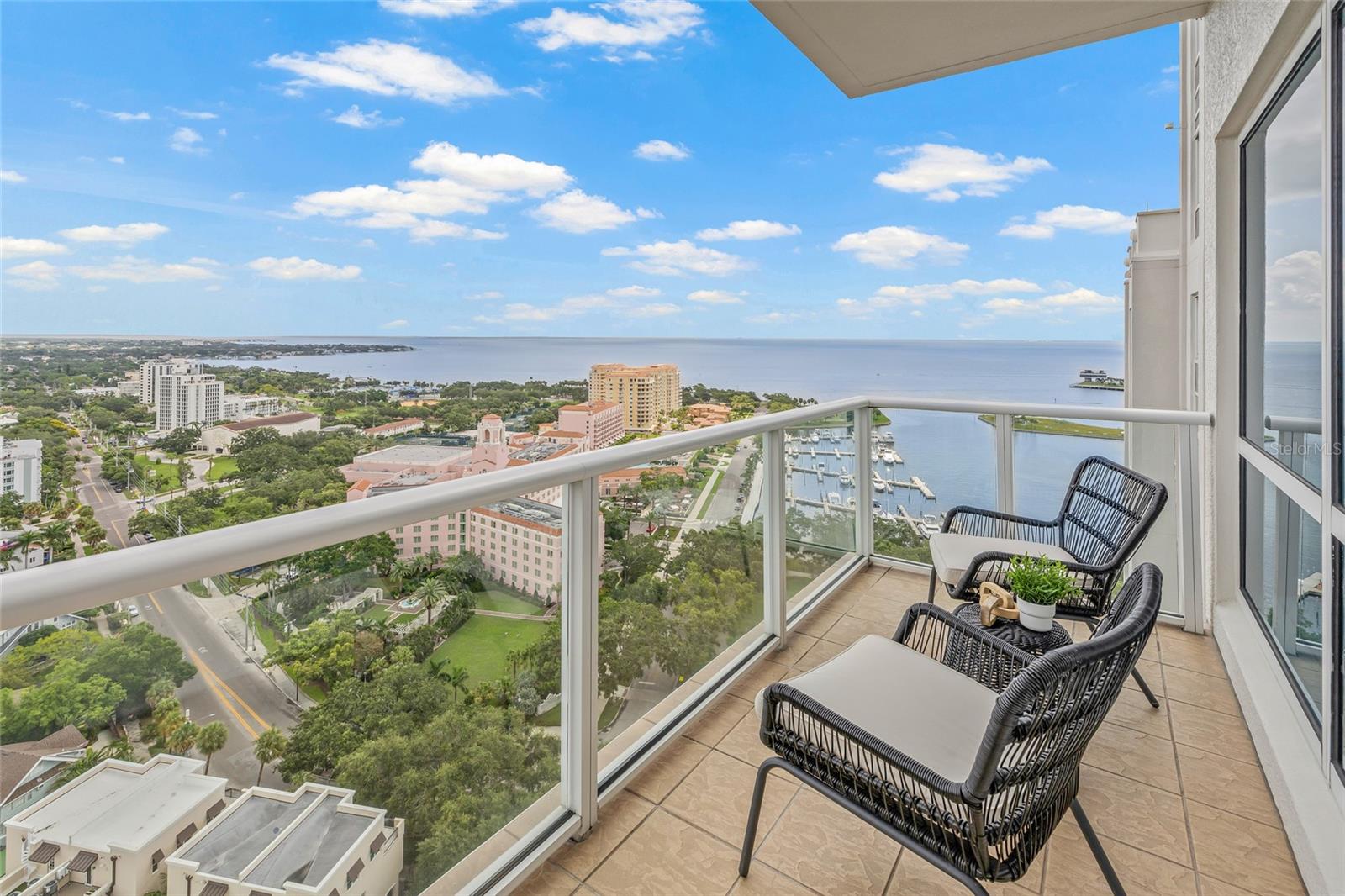 Enjoy views of the Pier, waterfront parks, sparkling Tampa Bay, and the vibrant Northeast from the residence’s balcony.