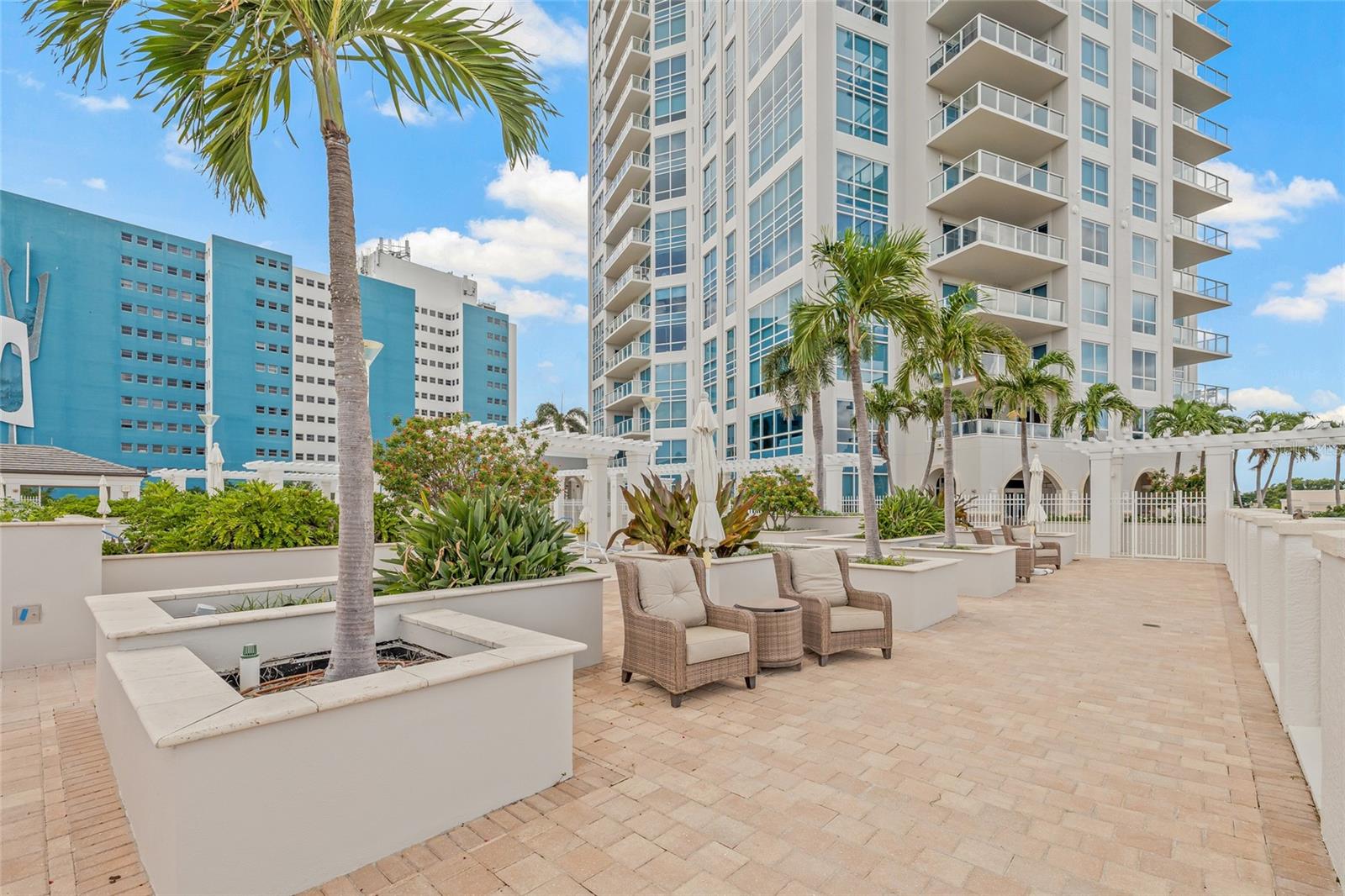 Expansive amenity deck.