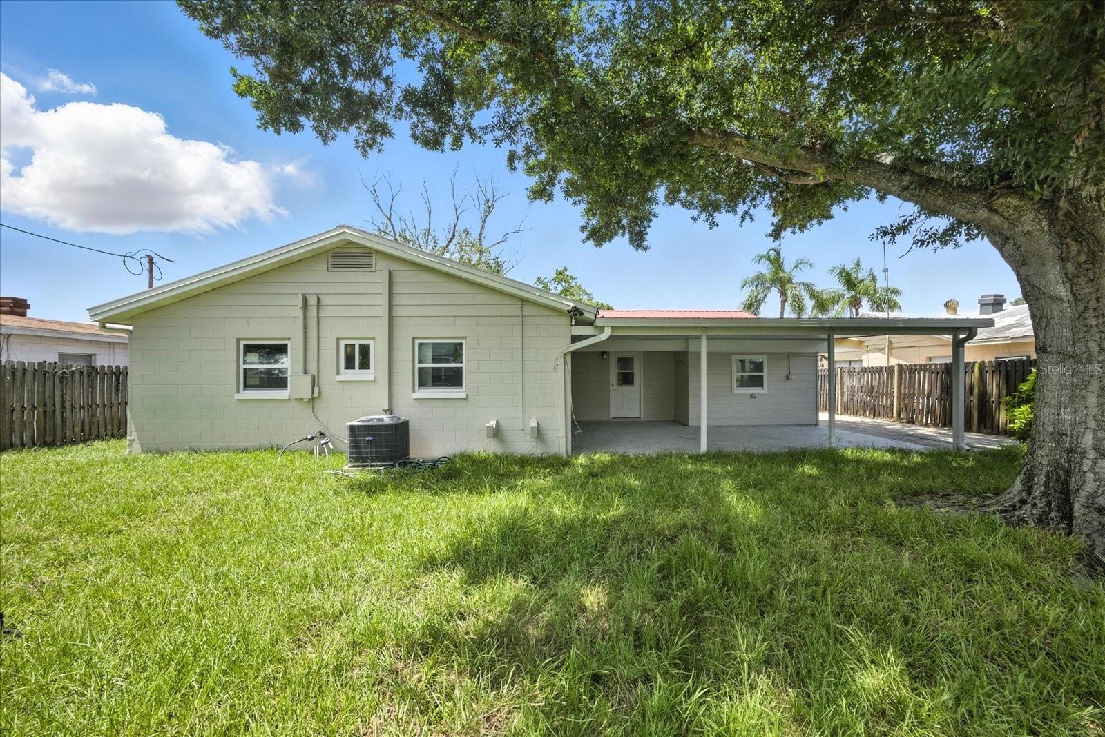 8208 TANGLEWOOD LN, TAMPA, FL, 33615