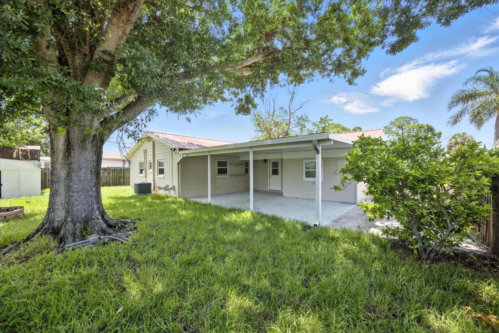 8208 TANGLEWOOD LN, TAMPA, FL, 33615