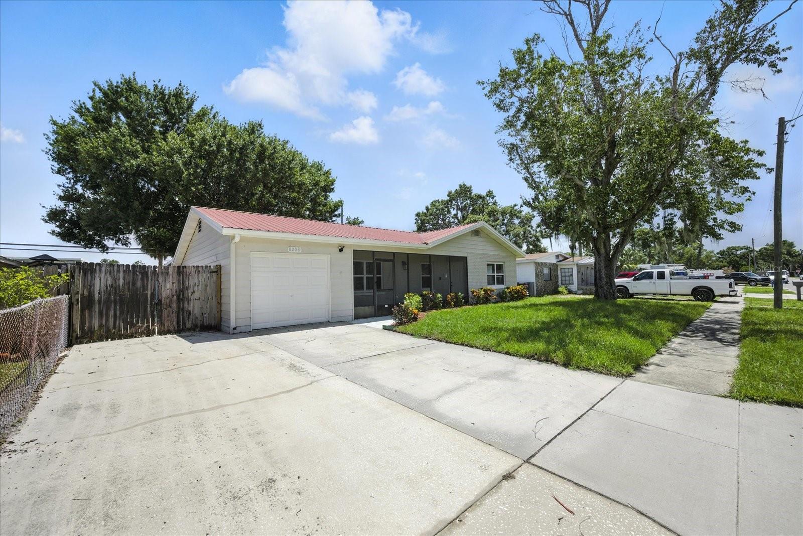 8208 TANGLEWOOD LN, TAMPA, FL, 33615