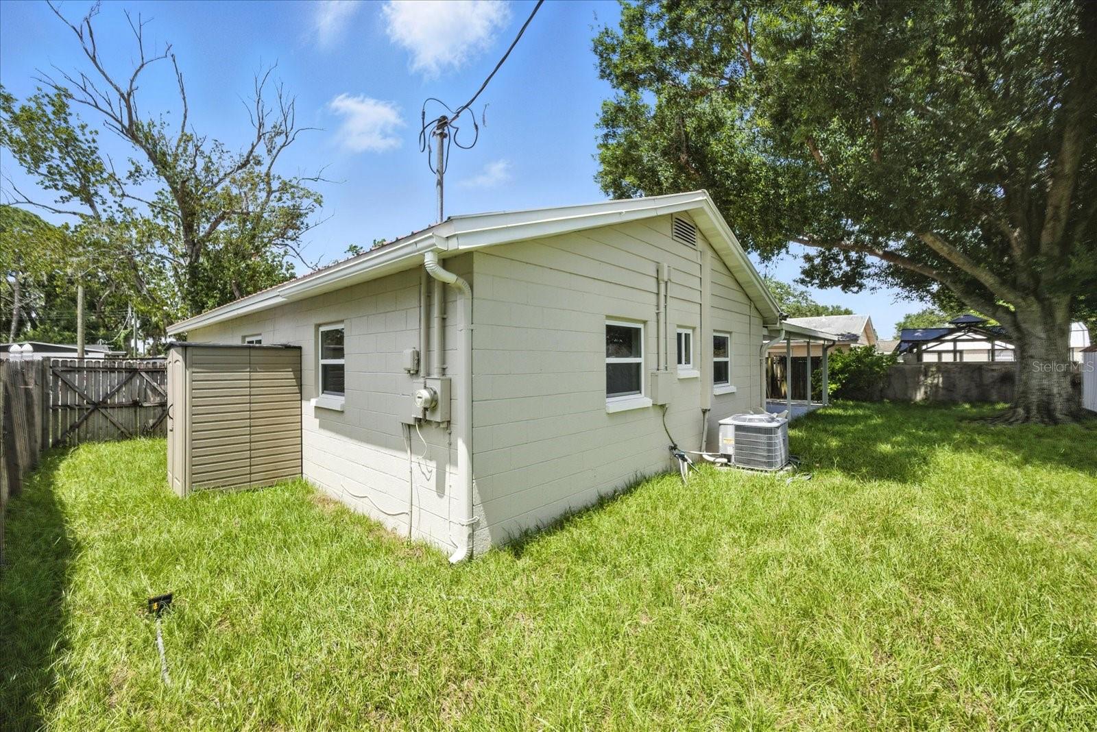 8208 TANGLEWOOD LN, TAMPA, FL, 33615