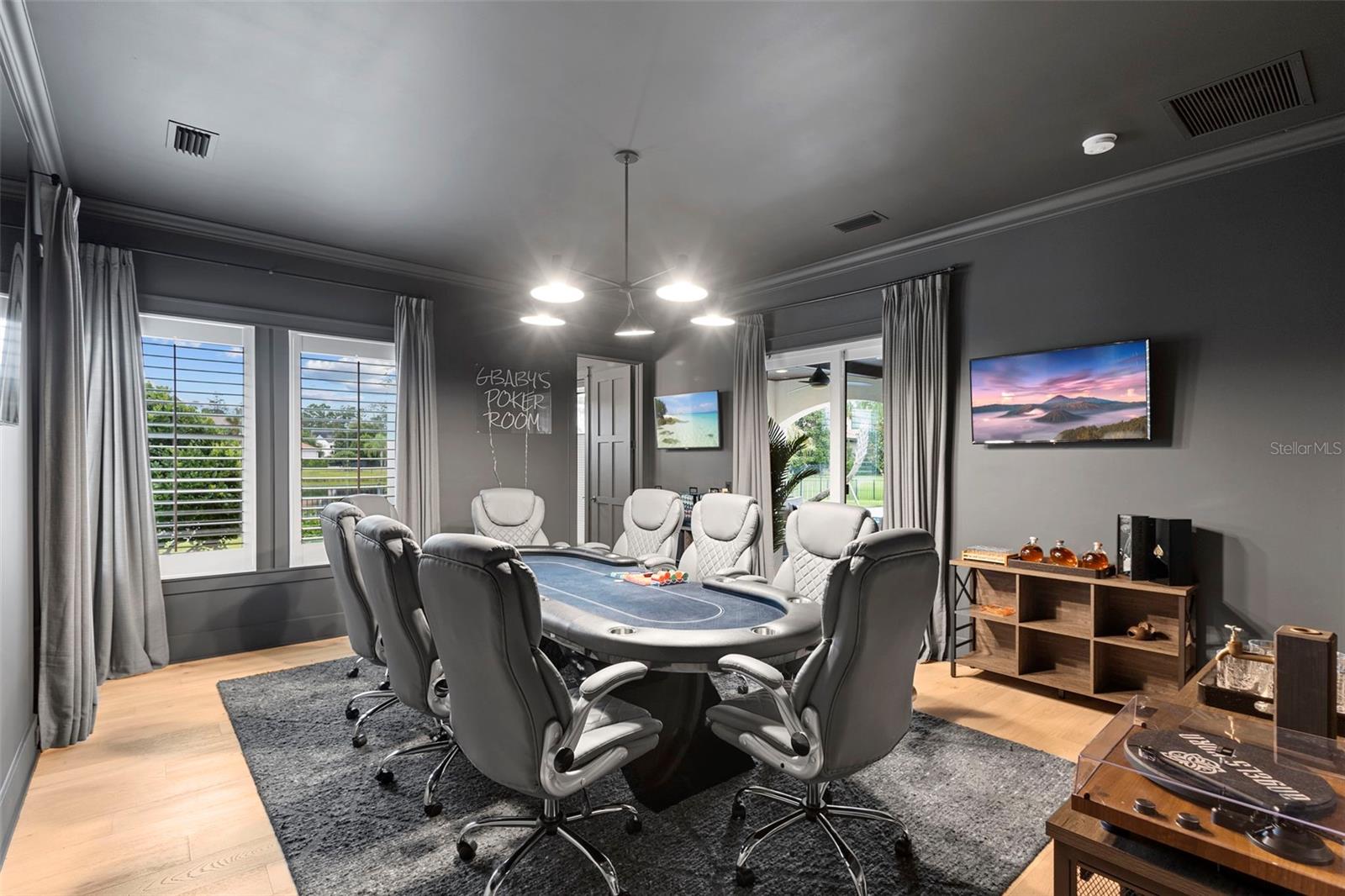 V4943597 Property Photo