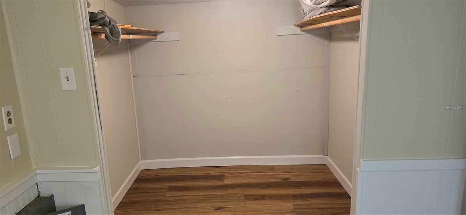 W7877040 Property Photo