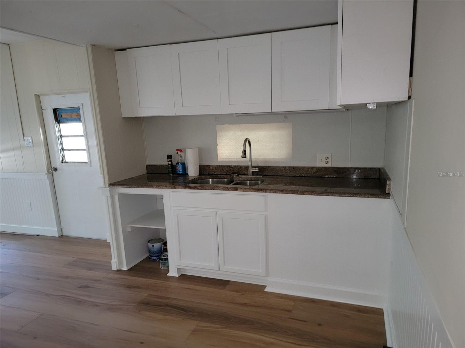 W7877040 Property Photo