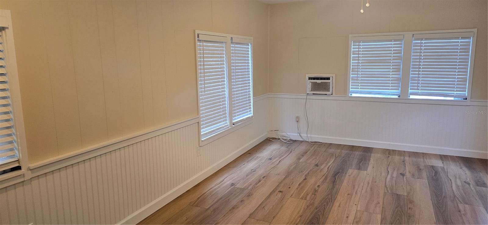 W7877040 Property Photo