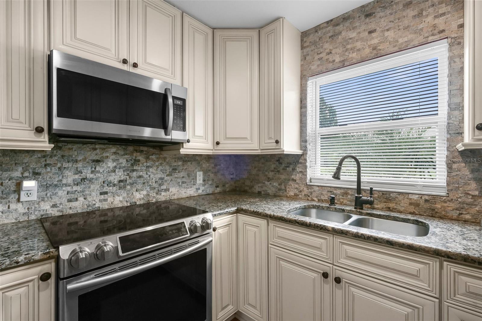 18605 SAN RIO CIR, LUTZ, FL, 33549