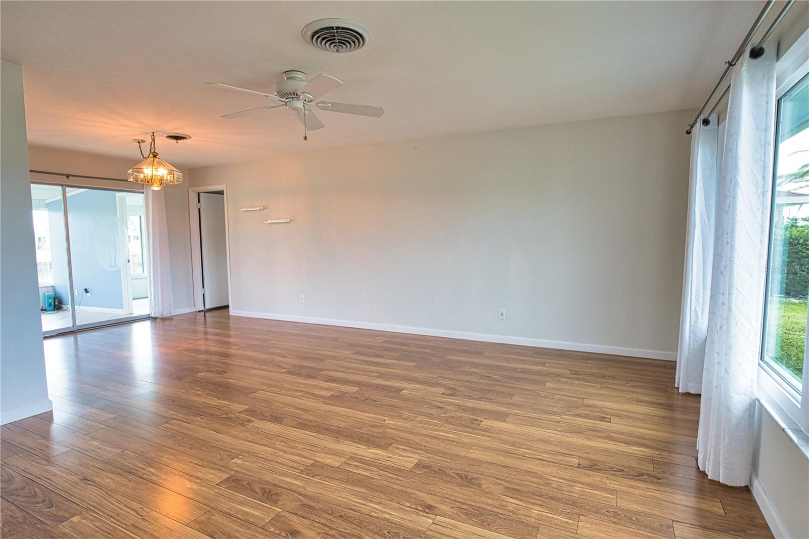 1325 CAMBRIDGE DR, VENICE, FL, 34293