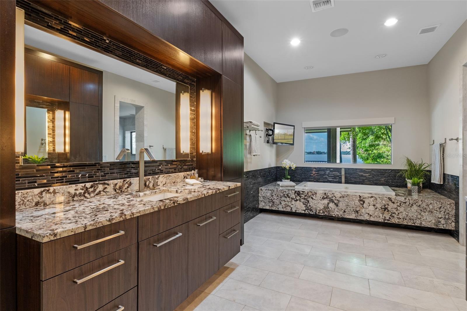 O6324706 Property Photo