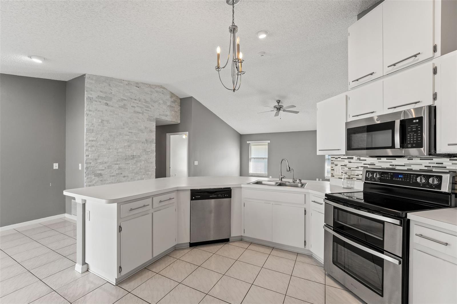 8704 MIDDLE CROSS PL, TAMPA, FL, 33635