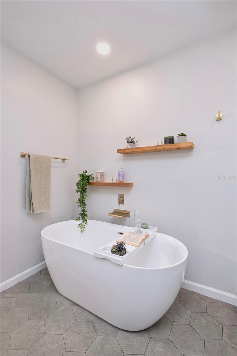 1221 E IDA ST, TAMPA, FL, 33603