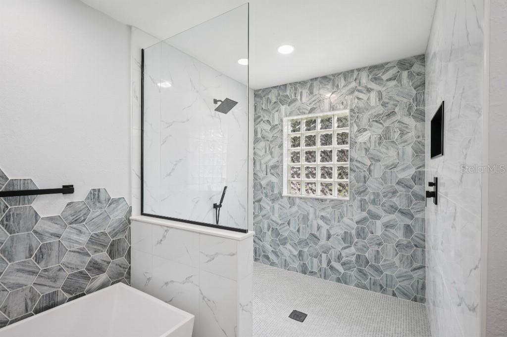 2719 LAKEVILLE DR, TAMPA, FL, 33618