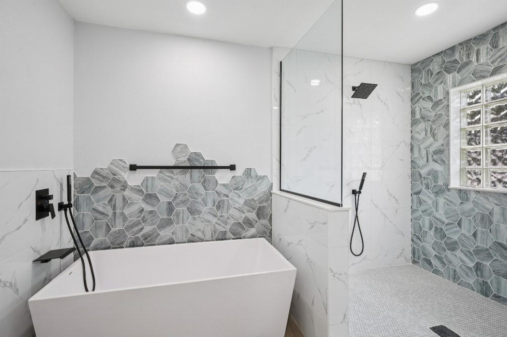 2719 LAKEVILLE DR, TAMPA, FL, 33618