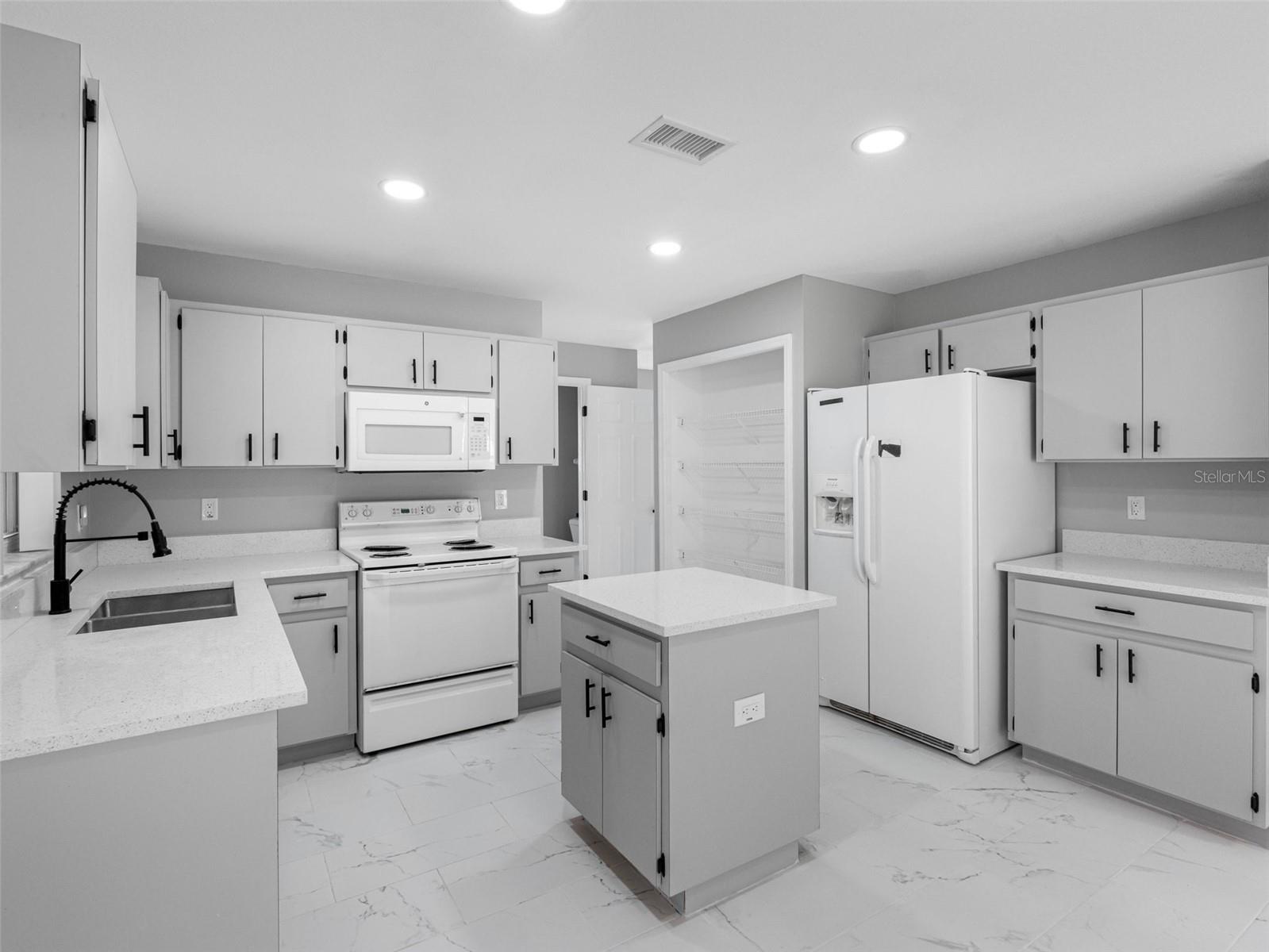 8841 KEY WEST CIR, TAMPA, FL, 33626