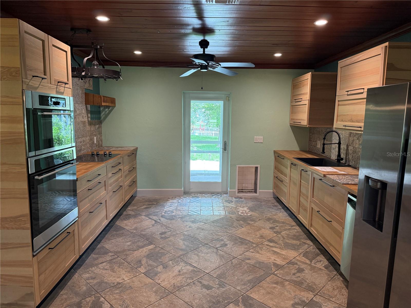 8516 RIVERSIDE DR, PUNTA GORDA, FL, 33982